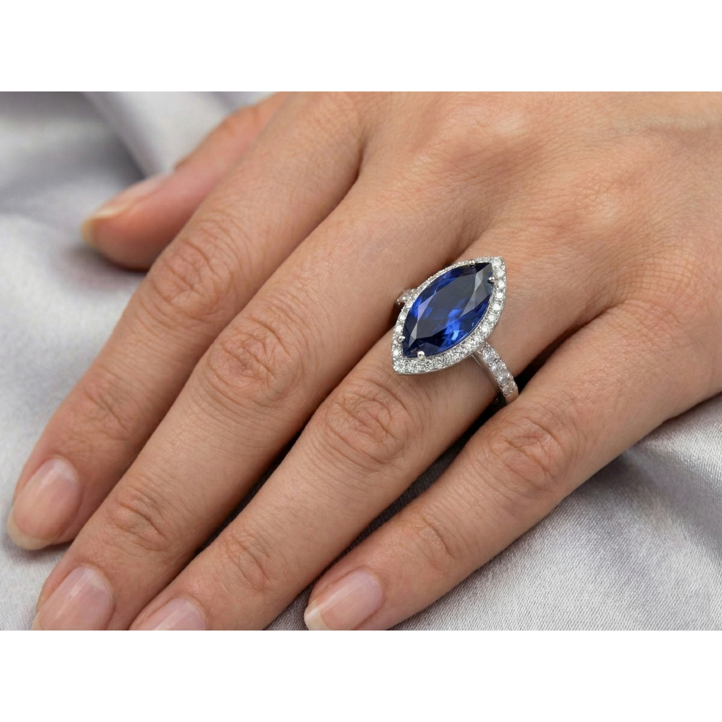 echter marquise saphir 4Karat ring mit Diamantbesatz
