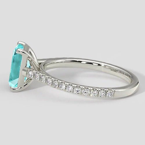 Bläulicher Paraiba-Turmalin mit Diamantband
