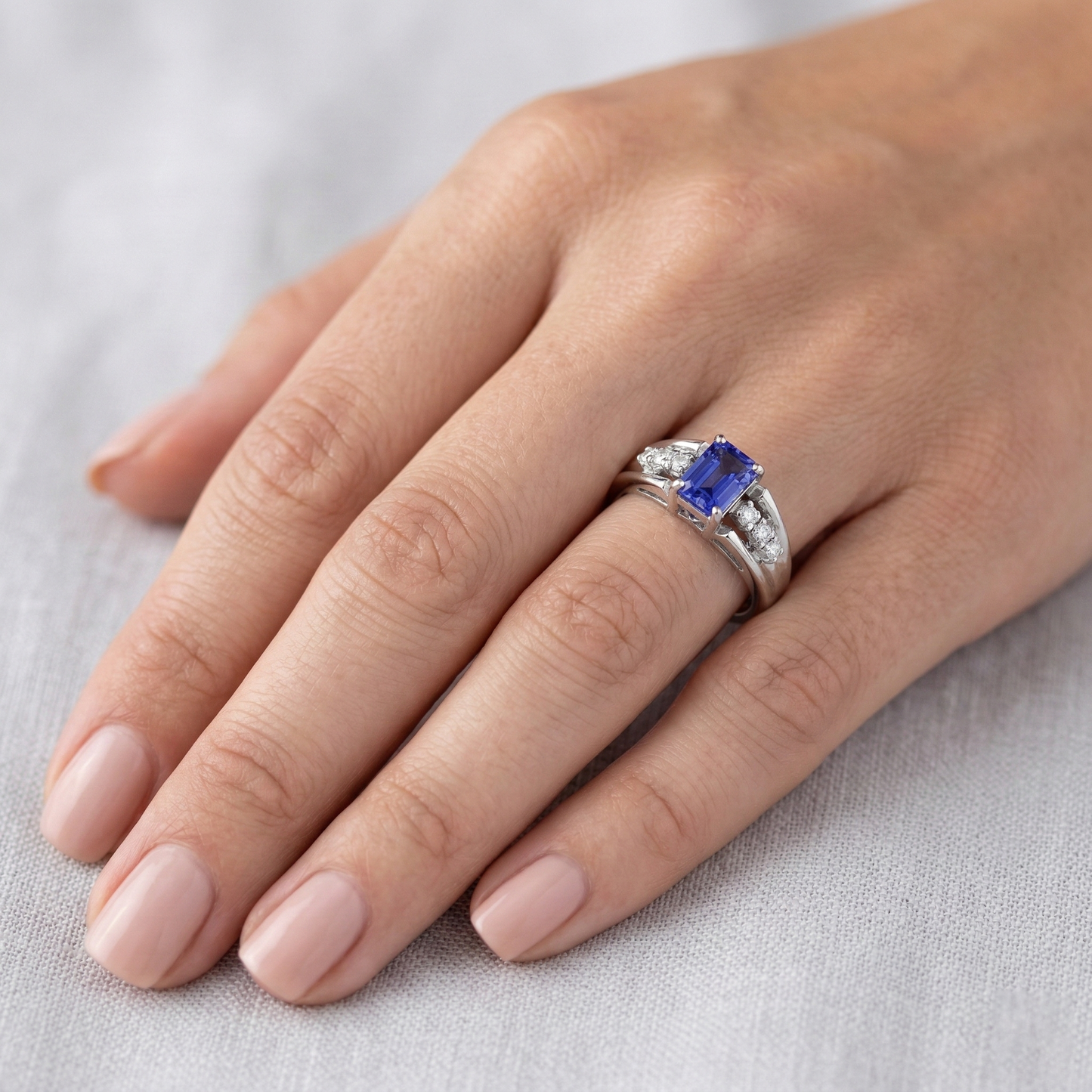 echter emerald smaragd 1.30Karat ring auf Weiß