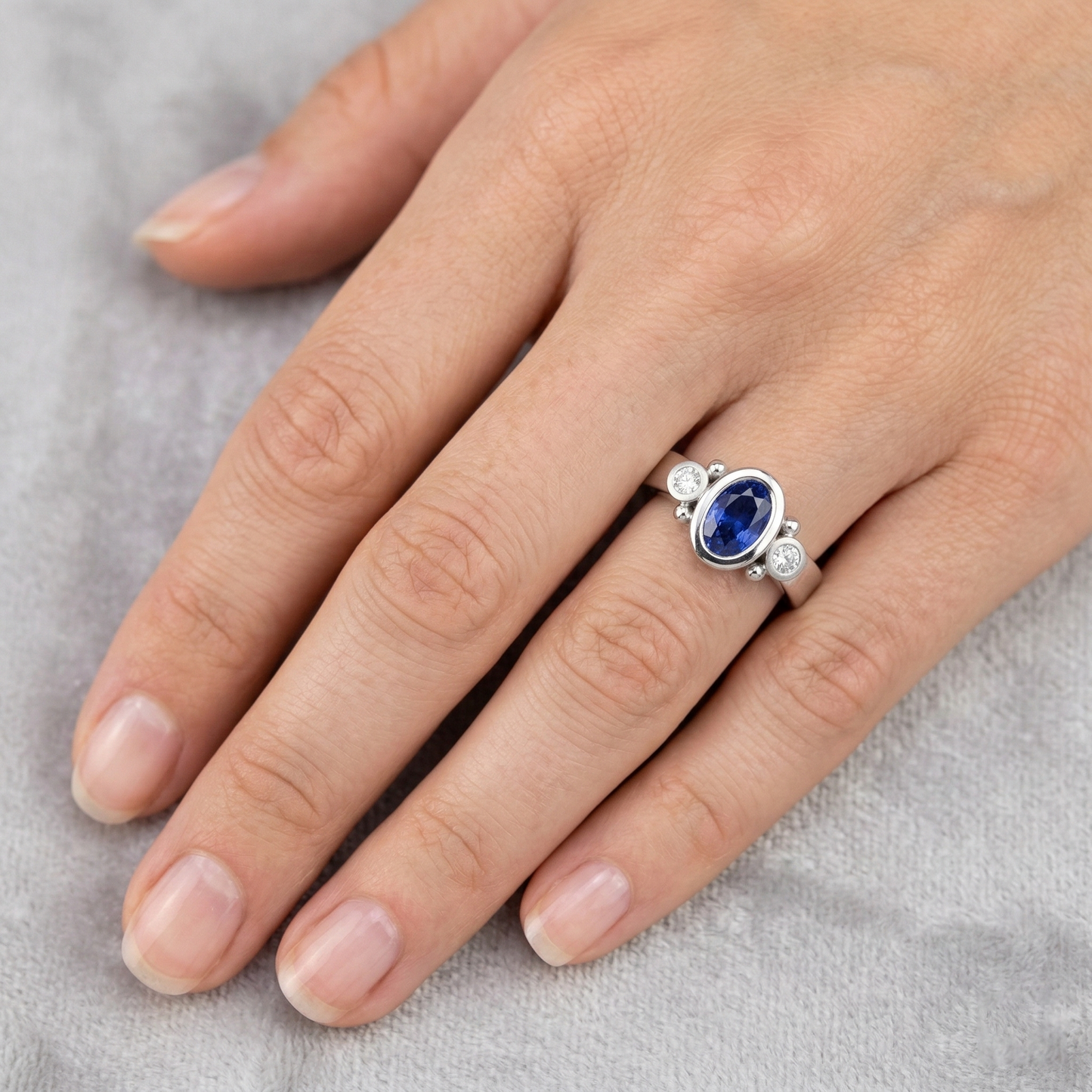 echter oval diamant 1.70Karat ring auf Weiß