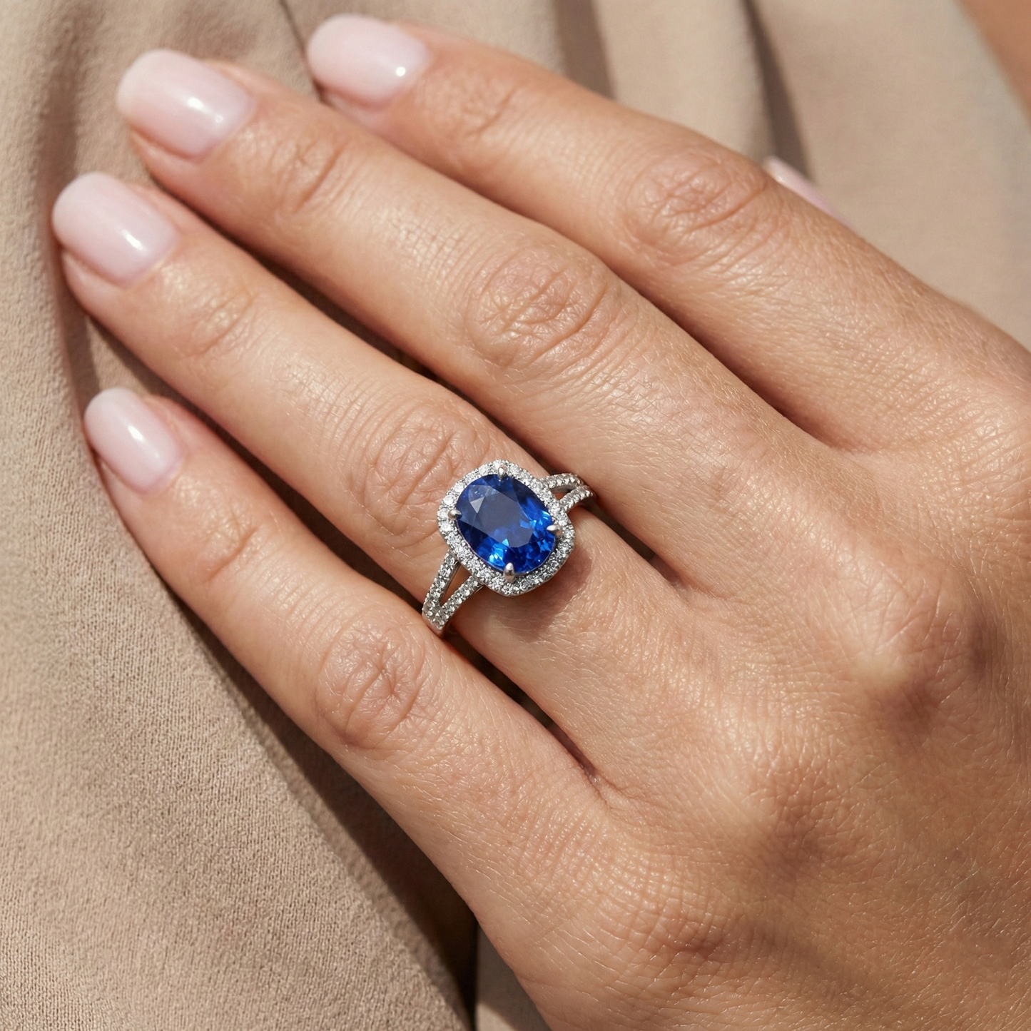 echter oval saphir 3.25Karat ring auf Weiß