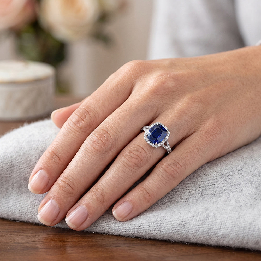 Damen Halo Cushion Cut Saphir Ring Pave Set Natürlicher Diamant ( nicht im Labor gezüchtet )en 4 Karat