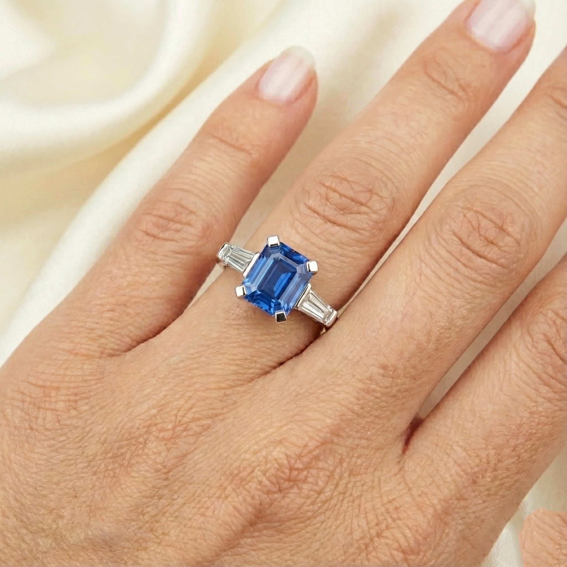 echter baguette diamant 3.50Karat ring auf Weiß