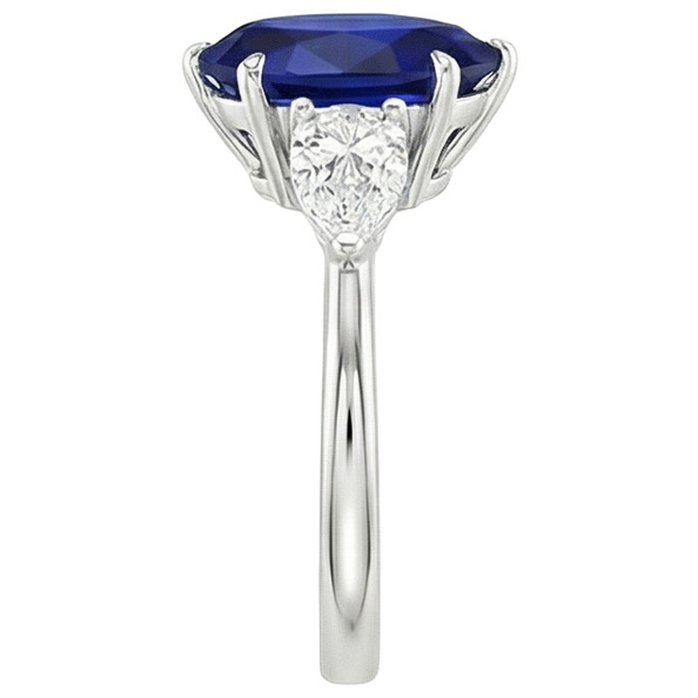 Drei-Stein-Goldring mit Ceylon-Saphir und Diamant im Birnenschliff 6.75 Karat
