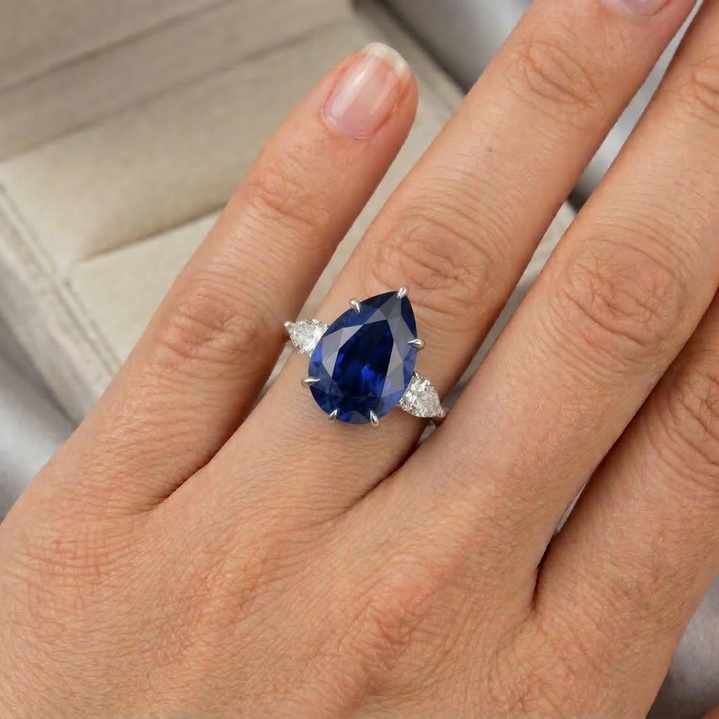 Drei-Stein-Goldring mit Ceylon-Saphir und Diamant im Birnenschliff 6.75 Karat