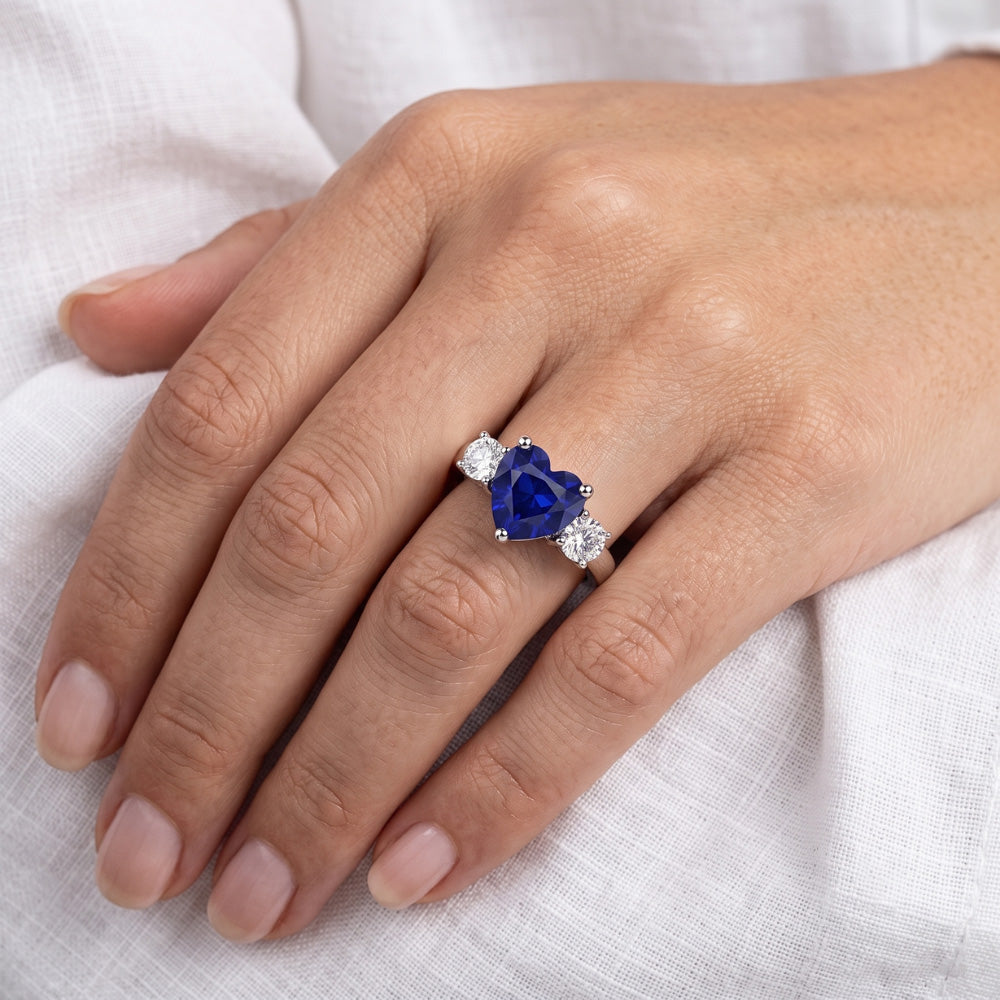 Drei Steine Herz Blauer Saphir Ring & Runde Natürlicher Diamant ( nicht im Labor gezüchtet )en 2,50 Karat