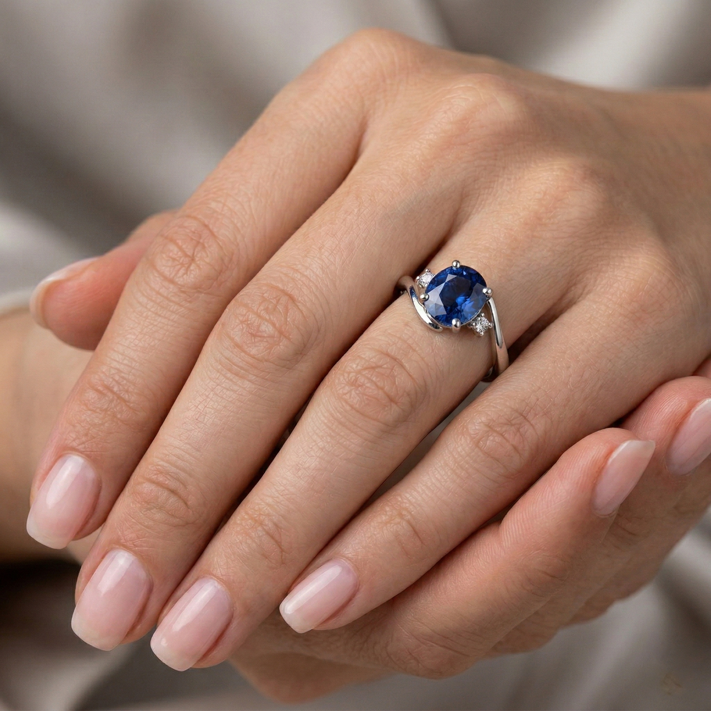 echter oval diamant 14Karat ring auf Weiß