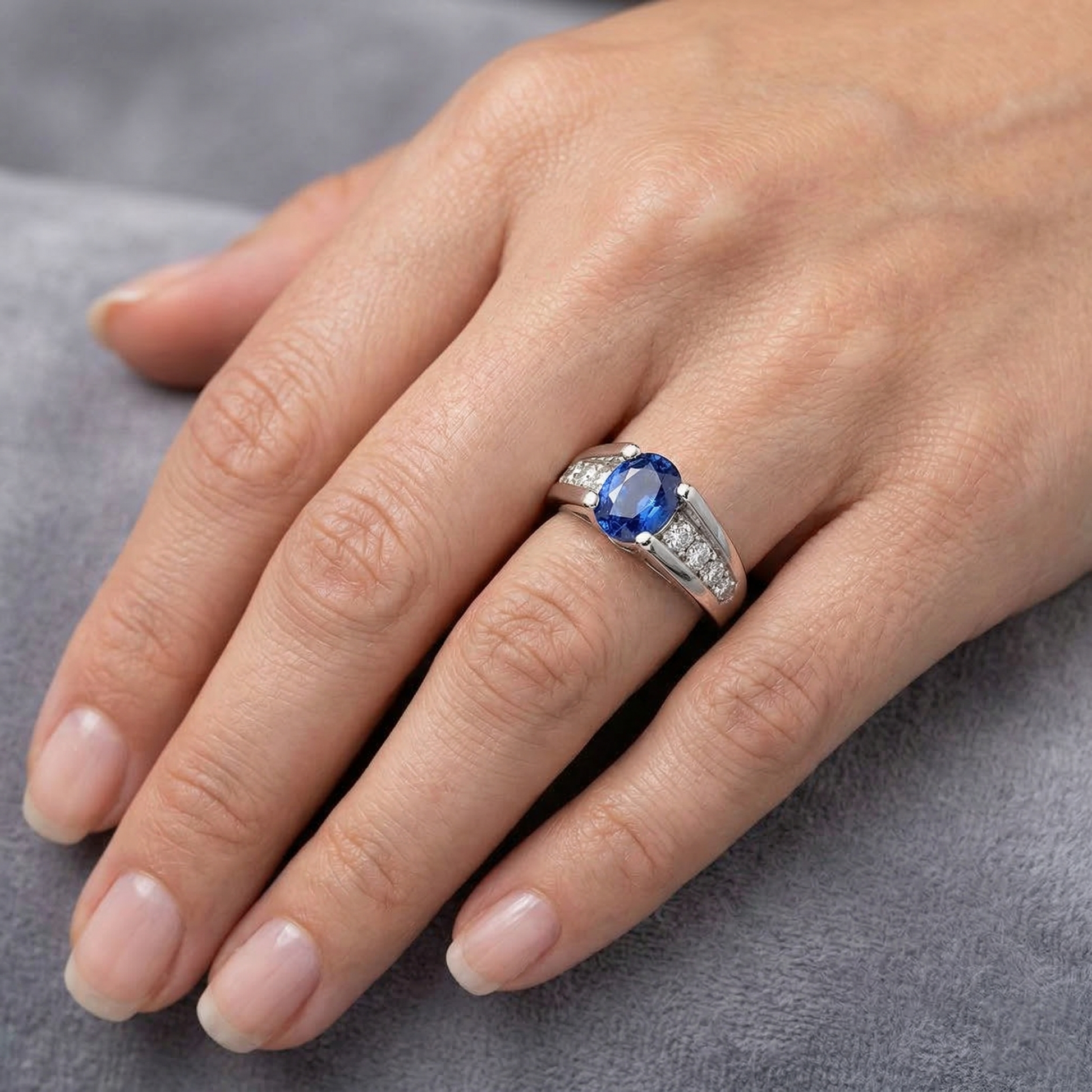 echter oval diamant 2.10Karat ring auf Weiß