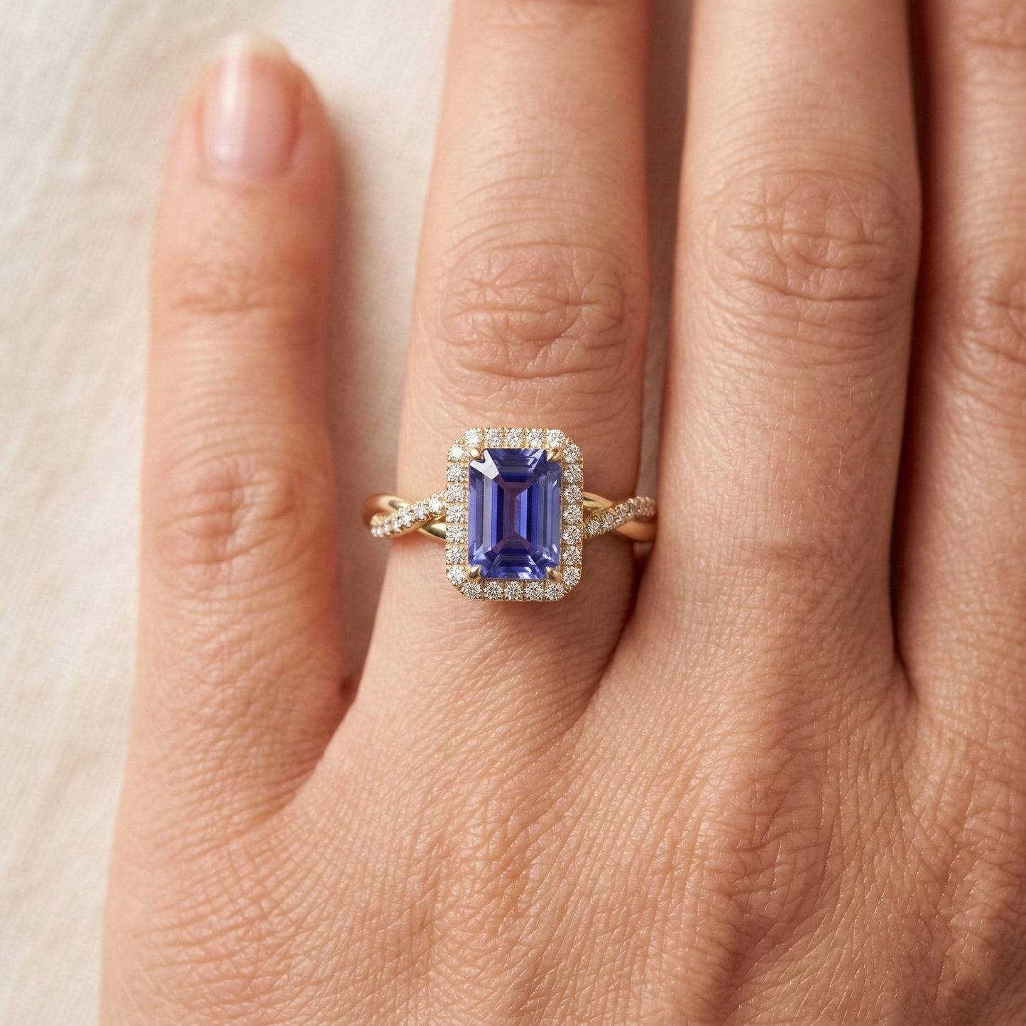 Gelbgold Halo Ring Smaragdförmiger Sri Lanka Saphir 3 Karat