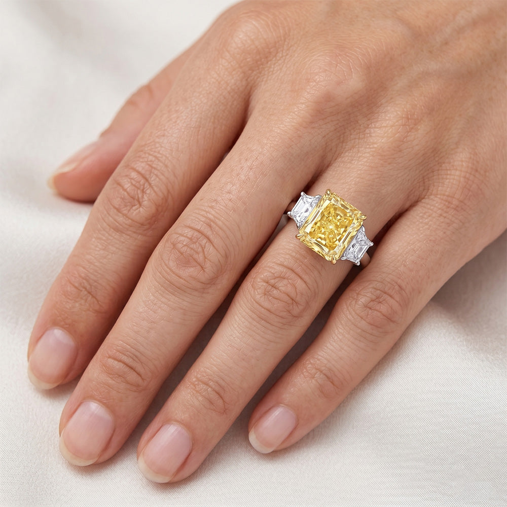 Handgefertigter Drei-Stein-Ring mit Radiant Fancy Gelber Diamant