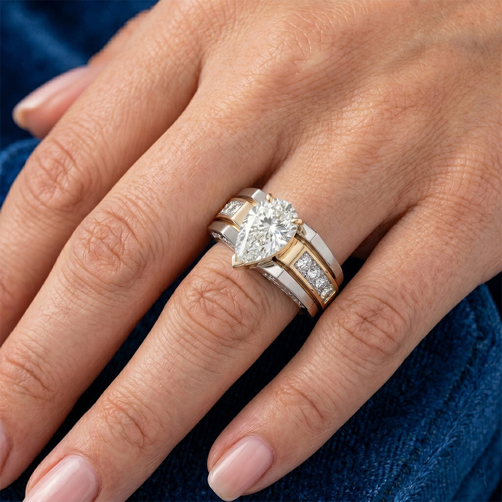Handgefertigter Solitär mit Seitensteinen – Brillant 2 Karat von
