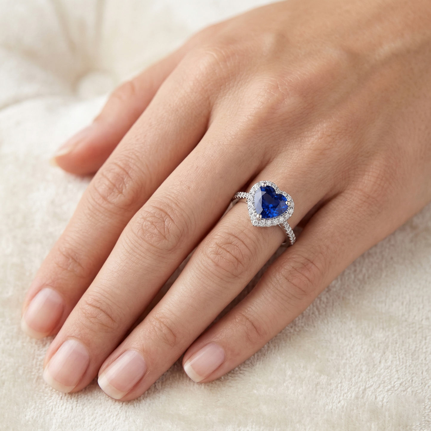 echter round diamant 14Karat ring auf Weiß