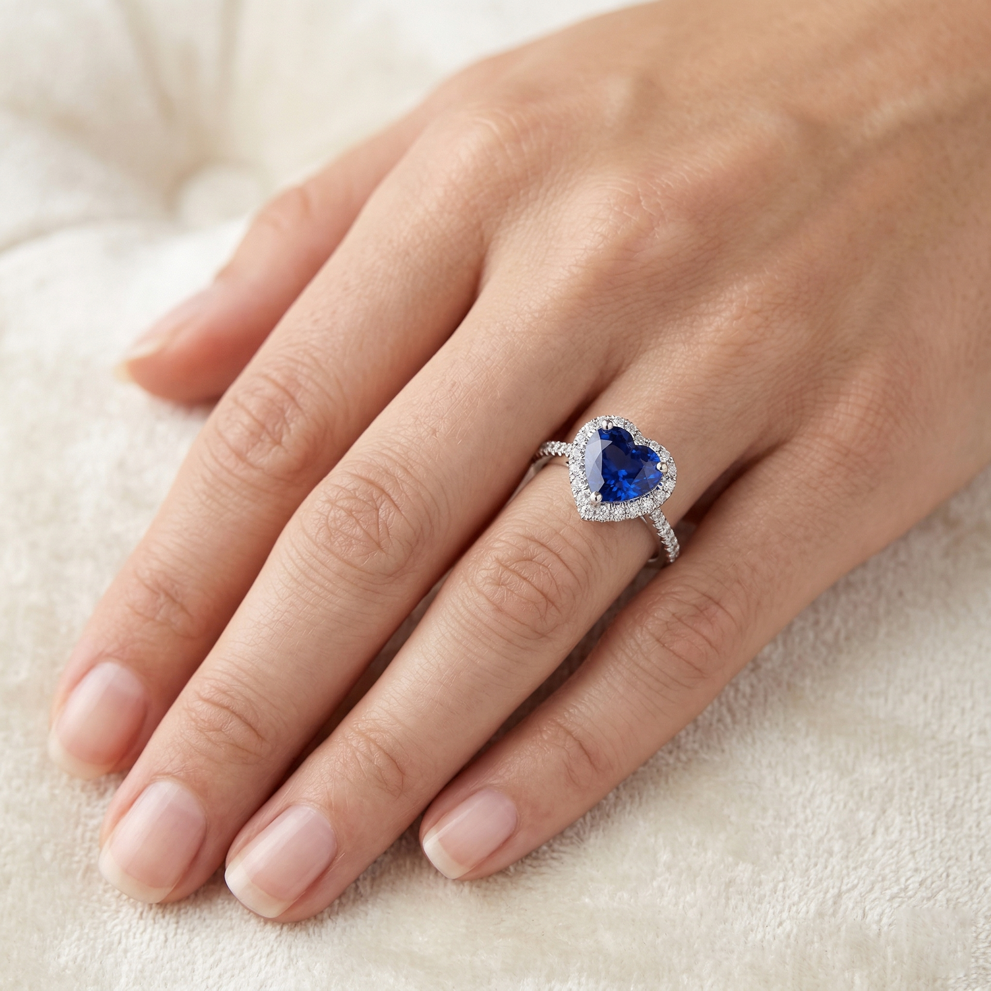 echter round diamant 14Karat ring auf Weiß