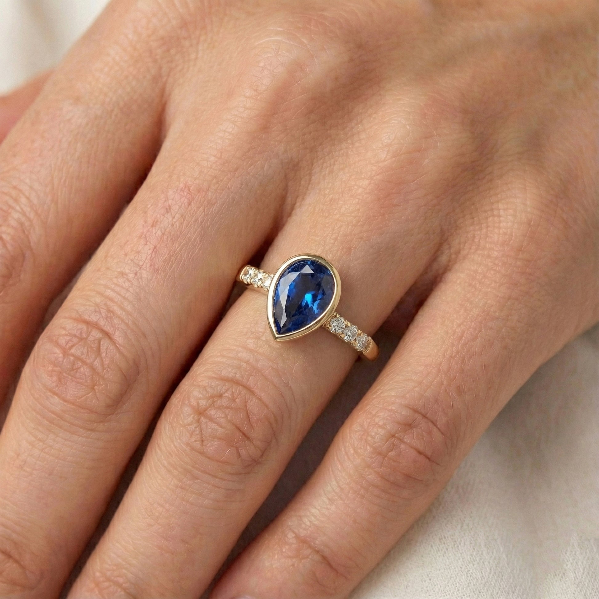 echter round diamant 2Karat ring auf Weiß