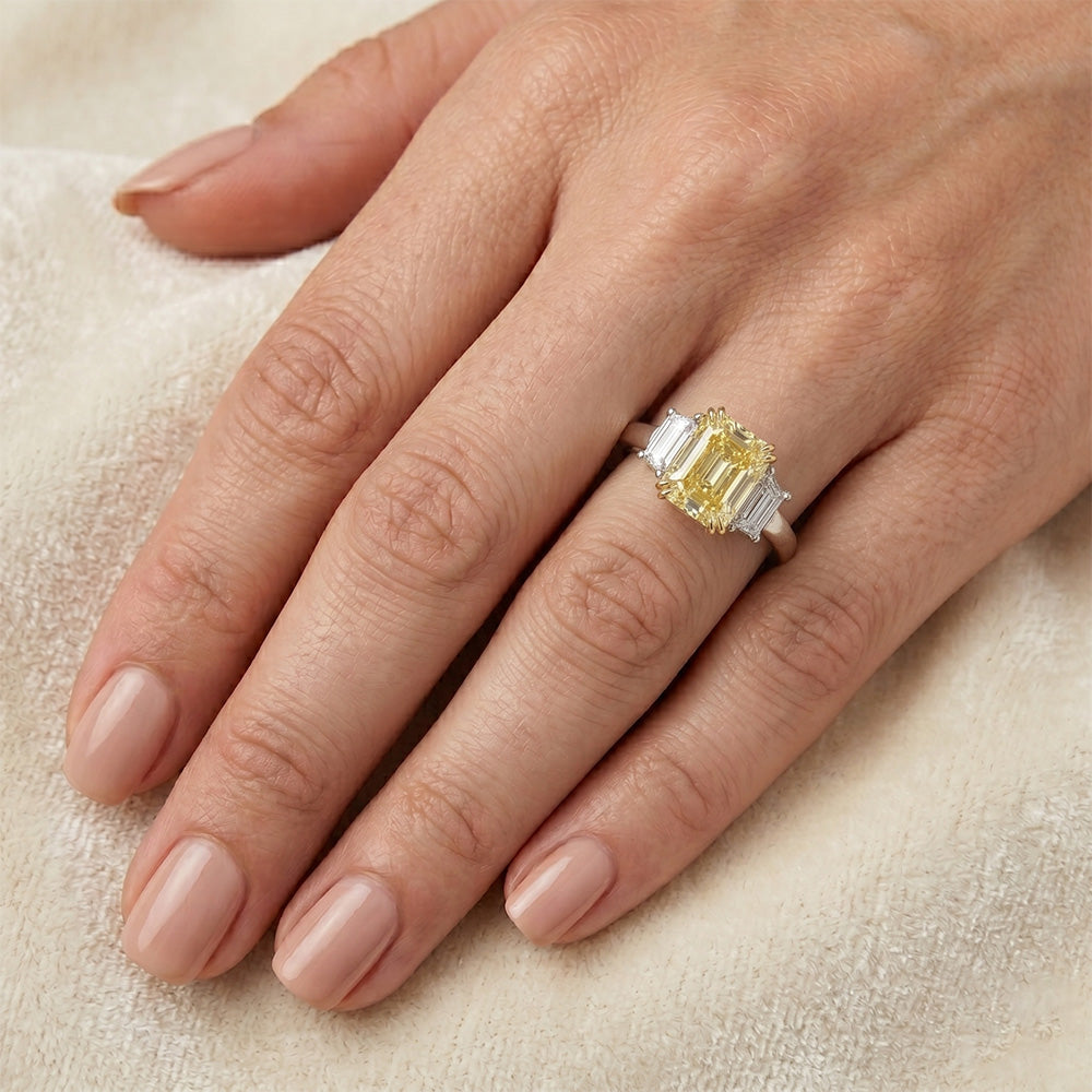 Maßgefertigter Trilogie-Ring mit VVS Gelber Kanarienvogel-Diamant