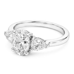 Oval Diamant Dreisteinring in 14 Karat Weißgold – 4,50 Karat