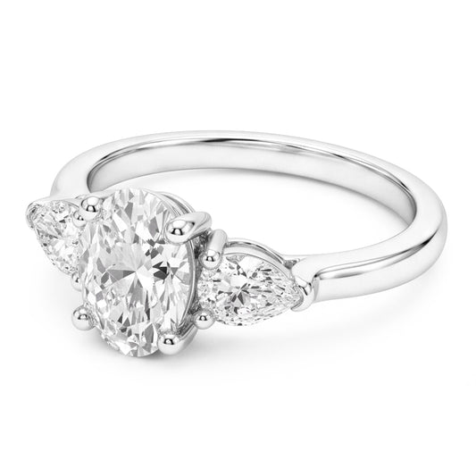 Oval Diamant Dreisteinring in 14 Karat Weißgold – 4,50 Karat