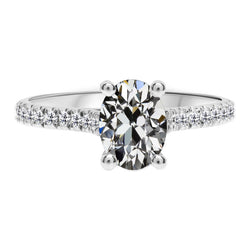 Naturreiner Edler Diamant Solitär mit Seitensteinen – 14K