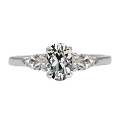 Oval Diamant Dreisteinring in 14 Karat Weißgold – 4,50 Karat
