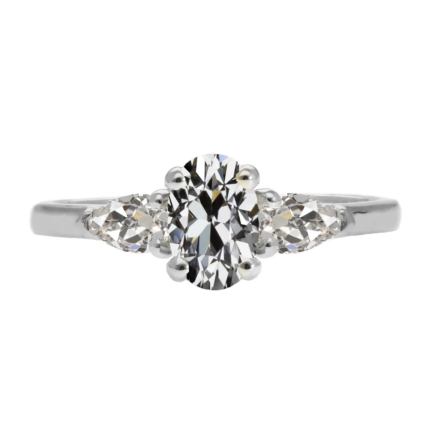 Diamant Oval Dreisteinring in 14 Karat Weißgold – Hauptansicht
