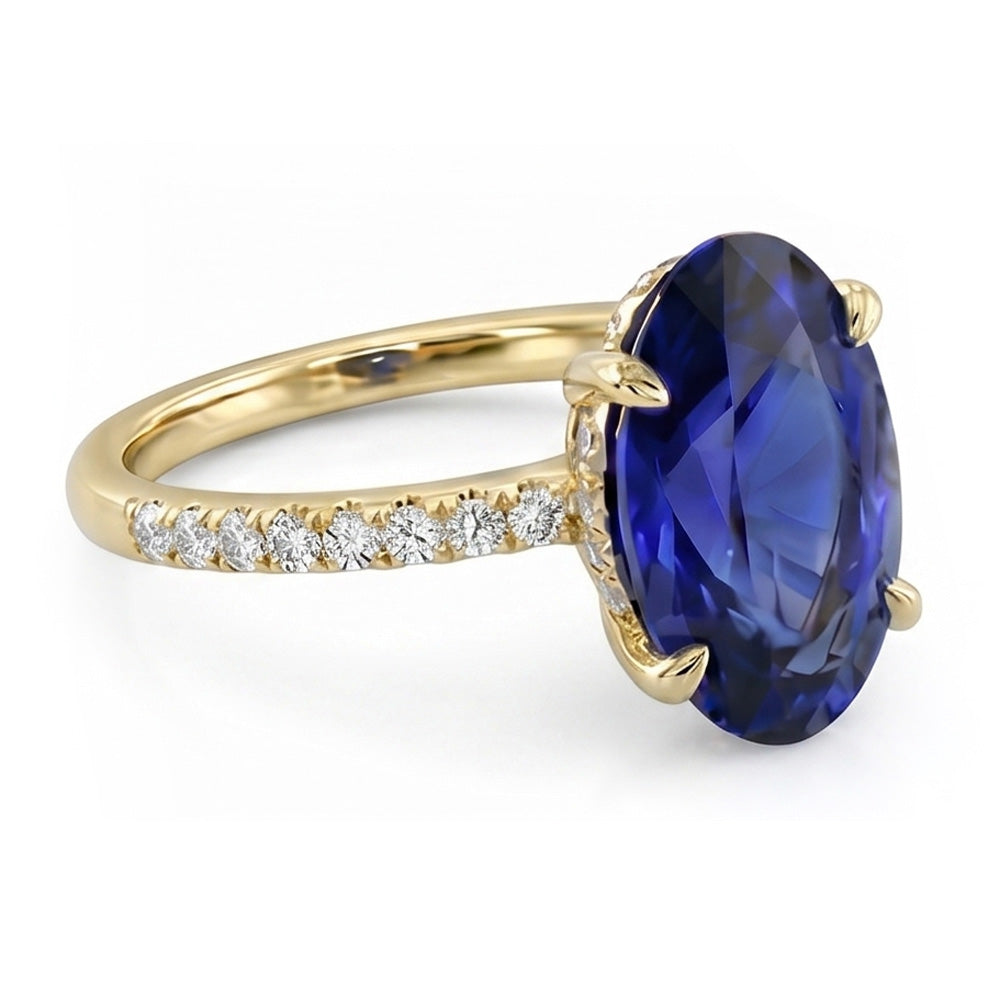 Ovaler blauer Saphirring aus Gelbgold mit Akzenten 4 Karat