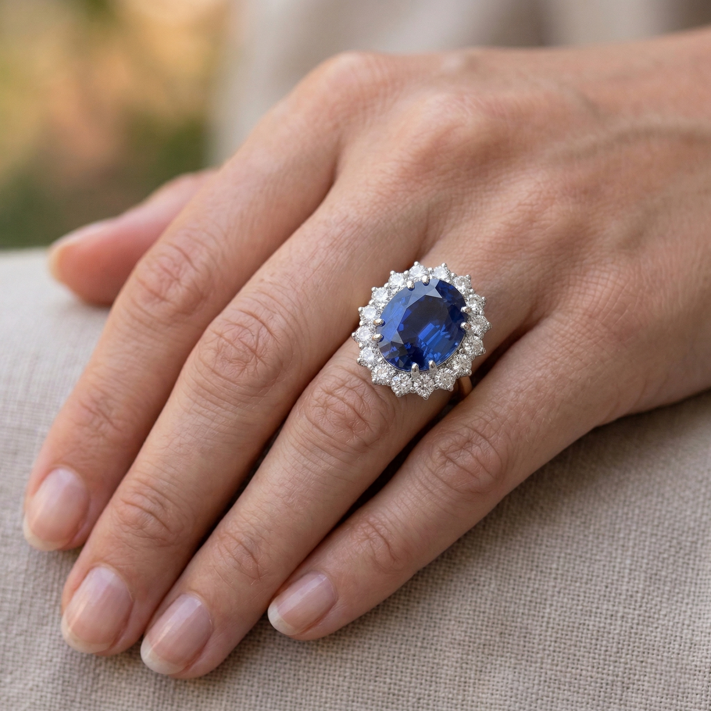 echter oval diamant 8.50Karat ring auf Weiß