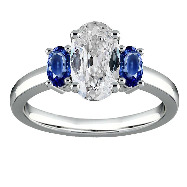 Ovaler Drei-Stein-Ring Alter Bergmann Natürliche Diamant & Blaue Saphire 7 Karat