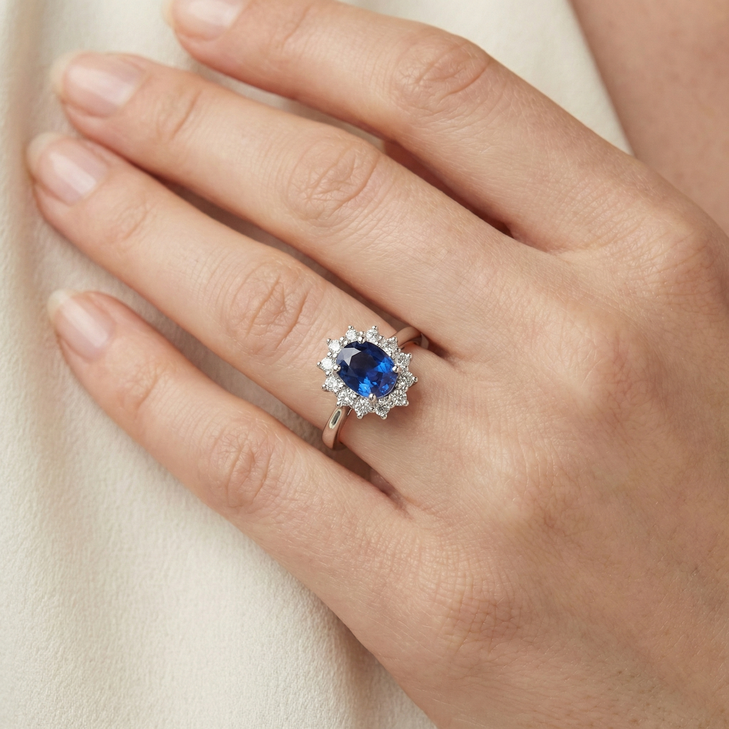 echter oval diamant 1.55Karat ring auf Weiß