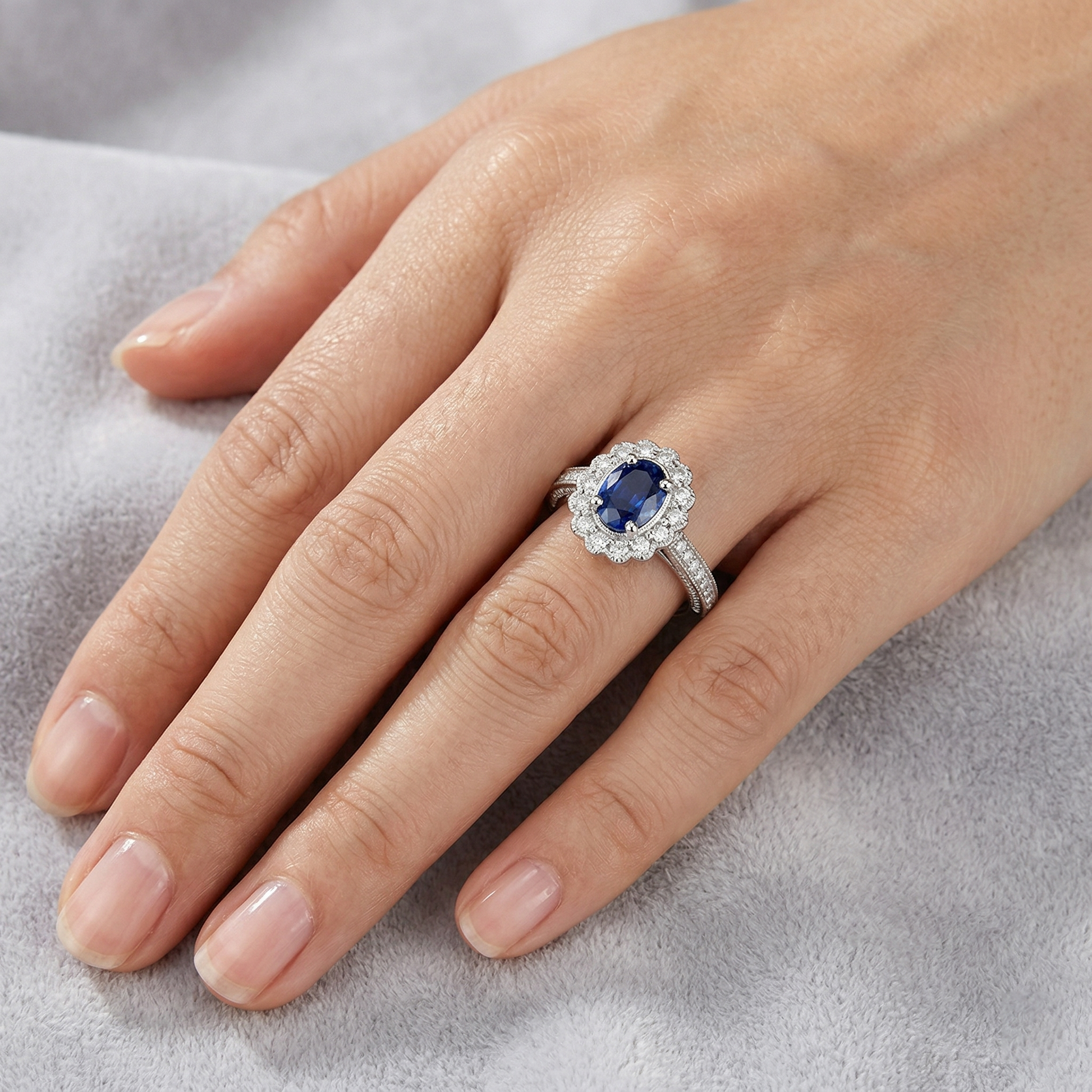 echter oval diamant 2Karat ring auf Weiß