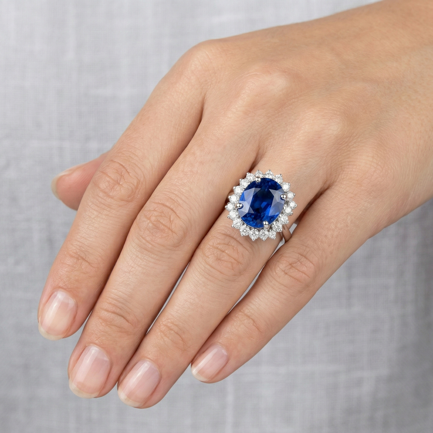 Ovaler und runder Ceylon-Saphir-Ring mit 8 Karat Diamanten WG 14K