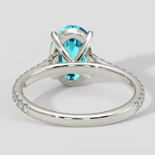 Oval geschliffener Paraiba-Ring mit seitlichen Akzenten