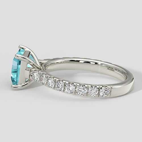Paraiba-Ring mit Pavé-Diamanten und Kissenfassung