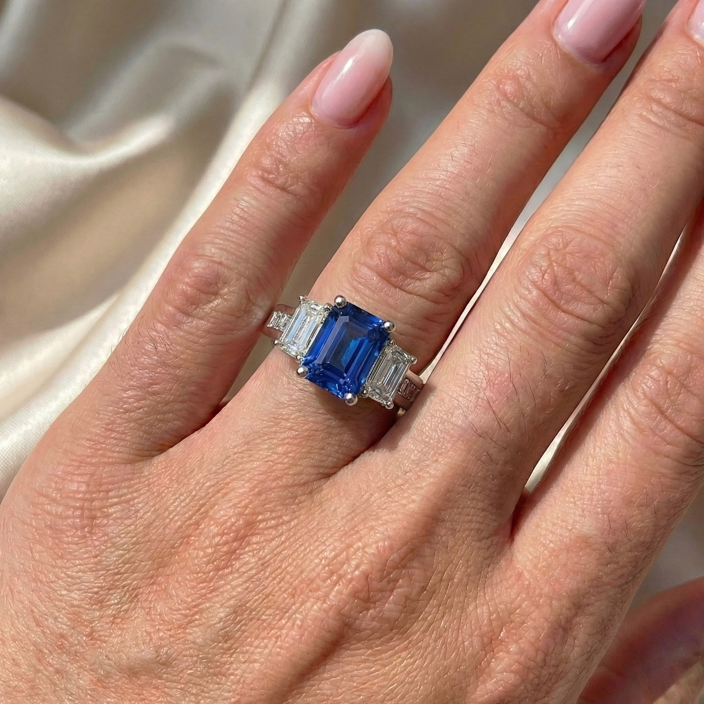 echter princess diamant 4Karat ring auf Weiß