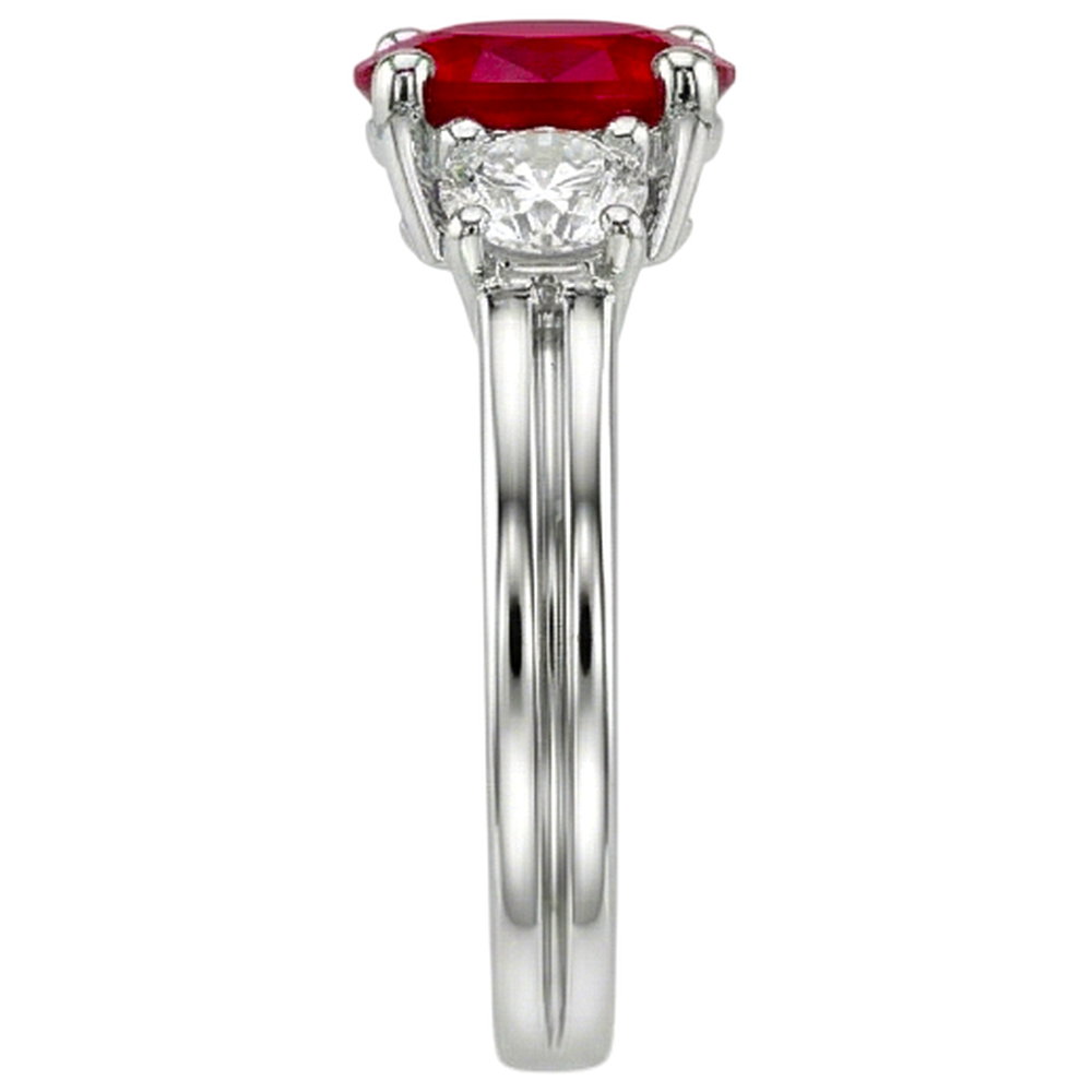 Ring mit drei Steinen im Ovalschliff. Roter Rubin und Diamant. Gold 14K 1.80 Karat