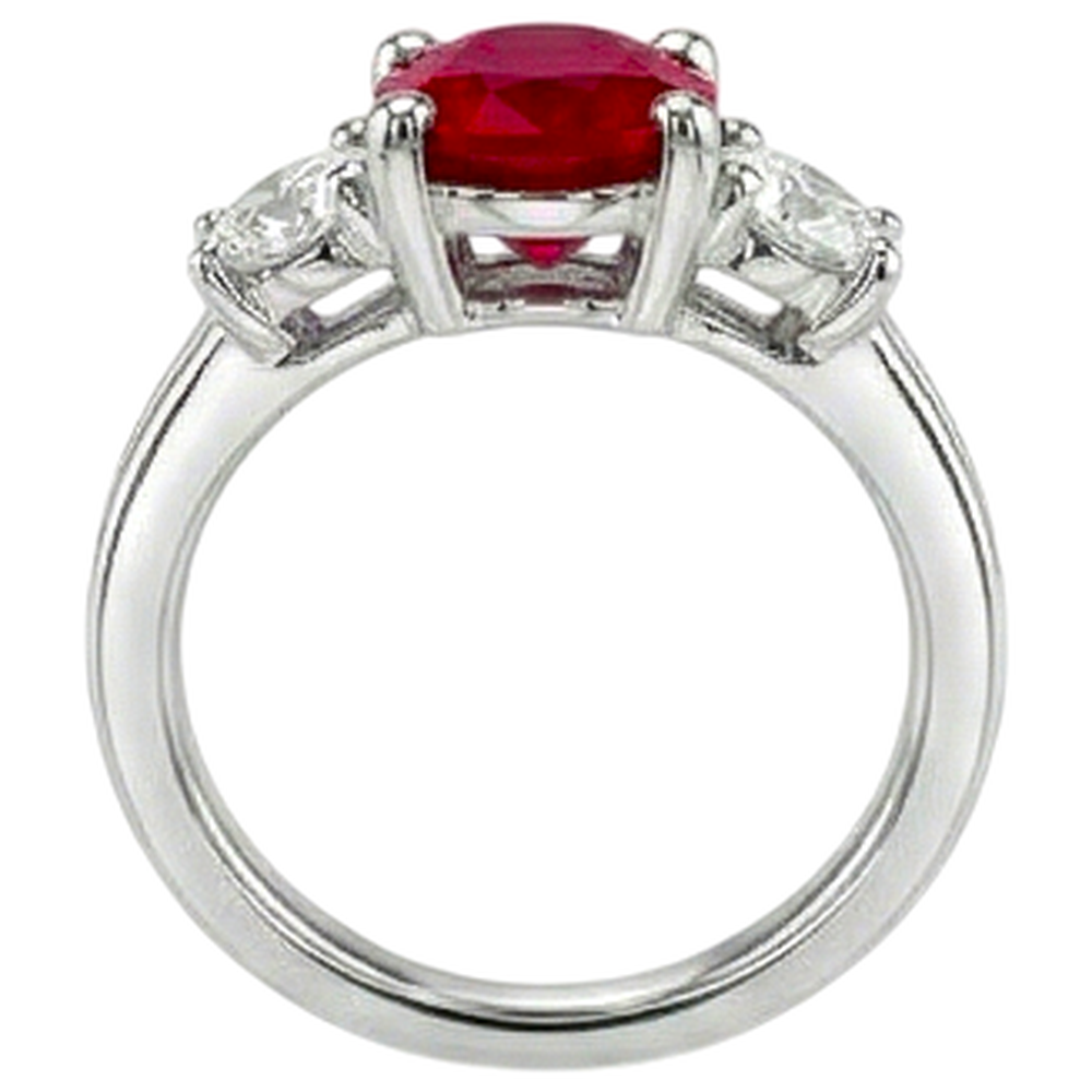 Ring mit drei Steinen im Ovalschliff. Roter Rubin und Diamant. Gold 14K 1.80 Karat