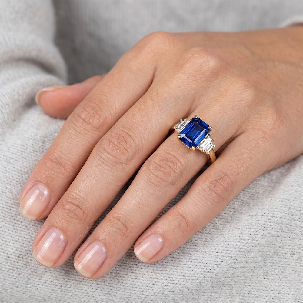 Royalblauer Saphir im Smaragd-Schliff Farbstein-Ring 4 Karat