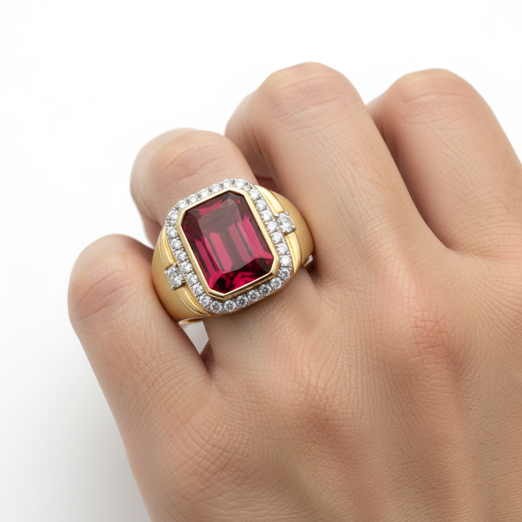 Burmesischer Rubin Radiant-Schliff Herren-Ring in 10K Yellow Gold – Schrägansicht
