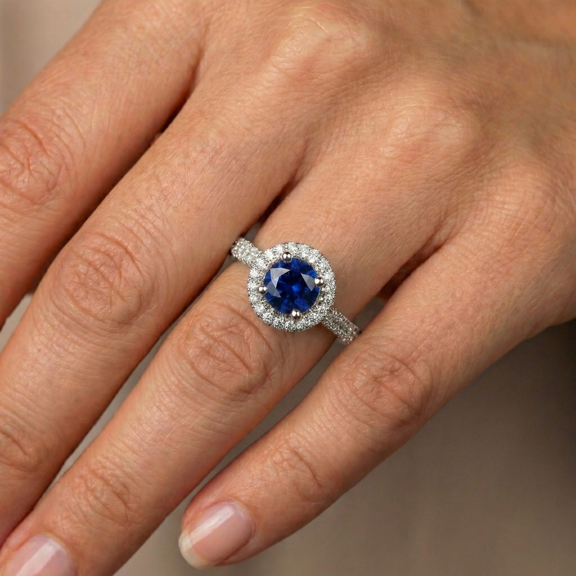 echter round diamant 3Karat ring auf Weiß