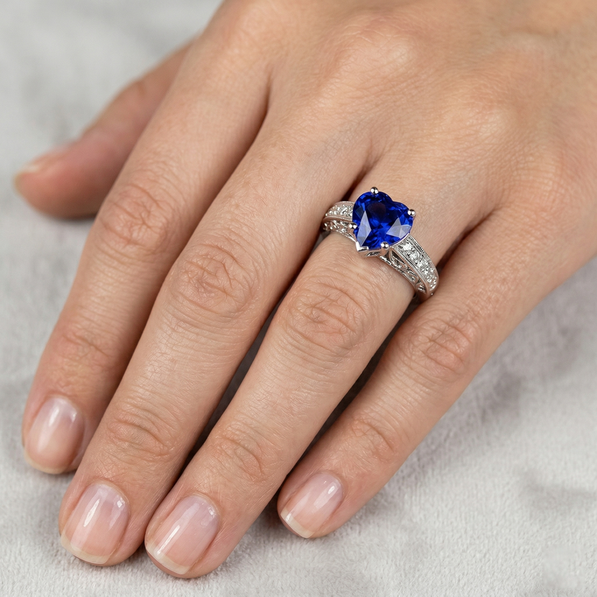 echter round diamant 14Karat ring auf Weiß
