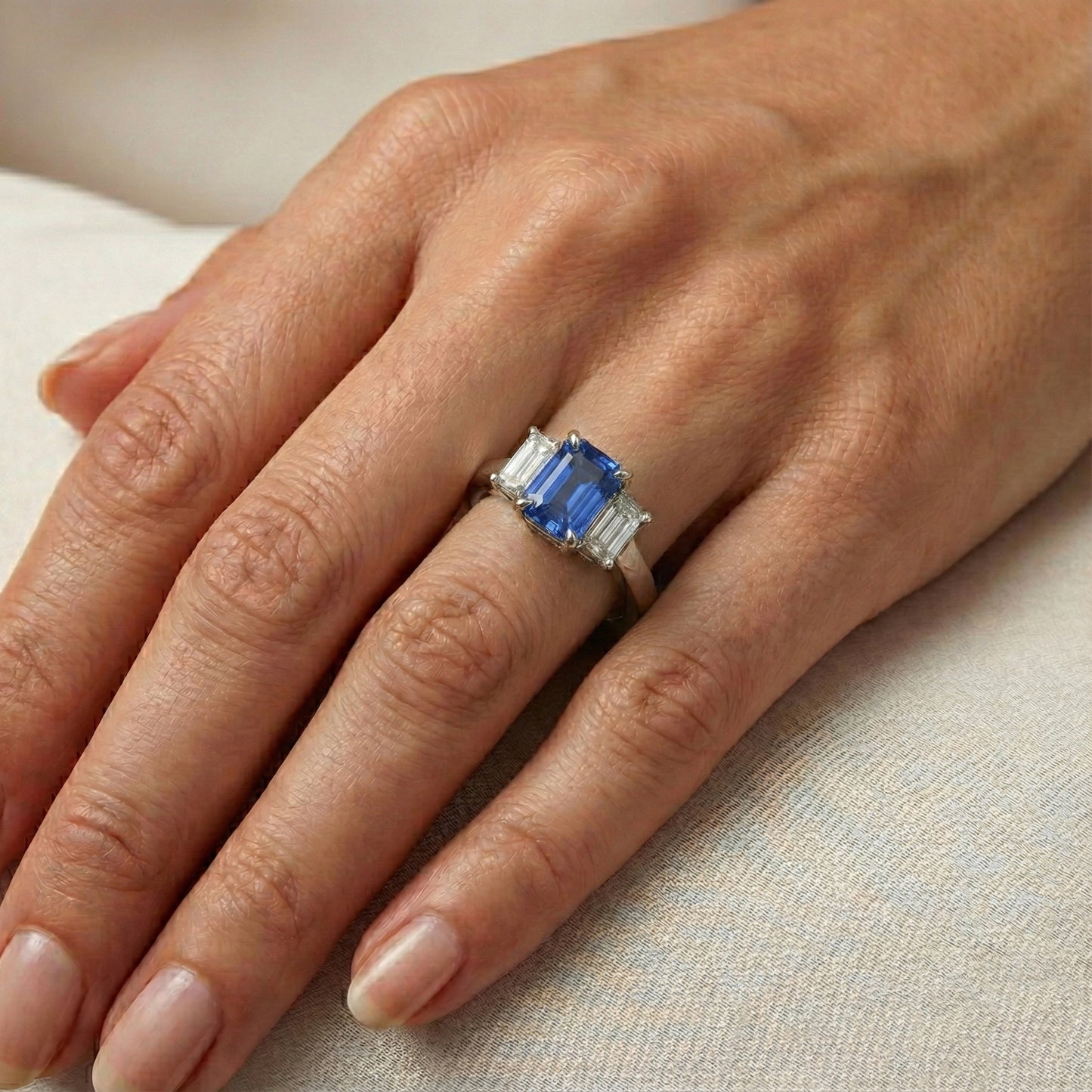 echter round diamant 3Karat ring auf Weiß