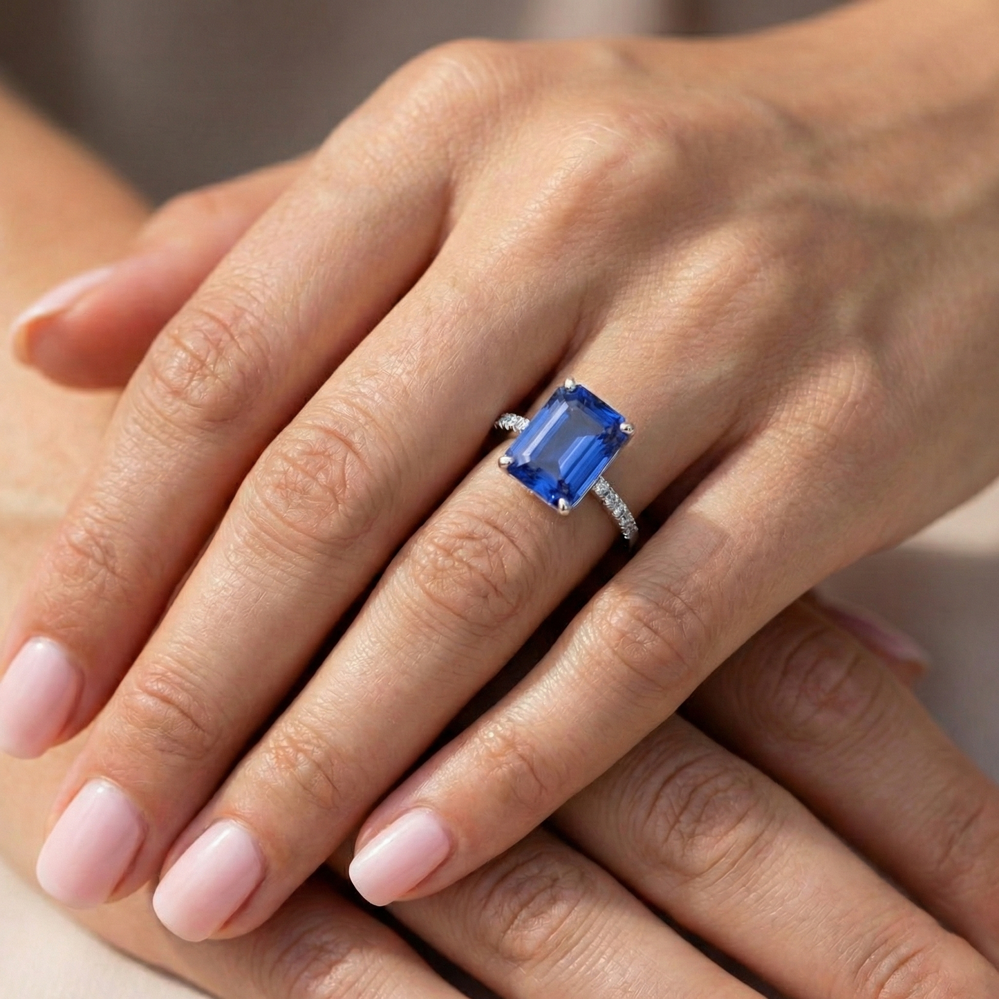 Solitaire Blauer Saphir mit Akzenten Ring & Diamanten in Pavé-Fassung 5 Karat