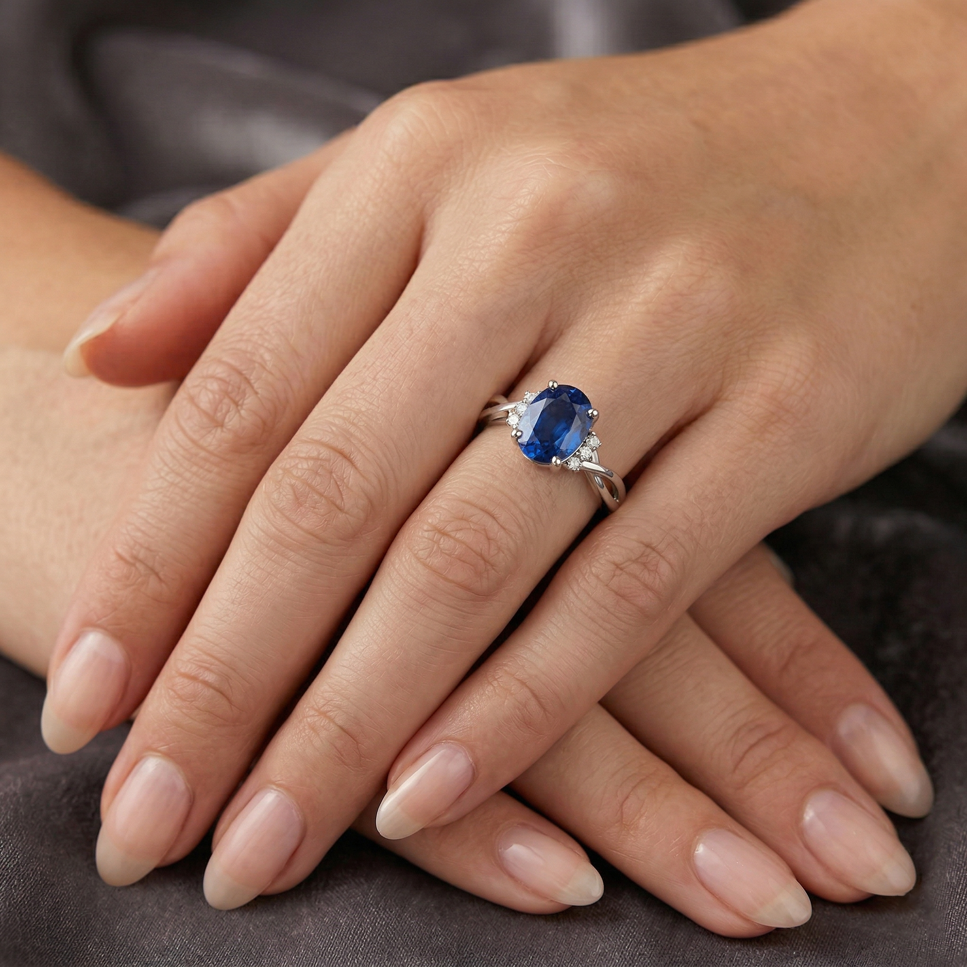 echter oval diamant 14Karat ring auf Weiß