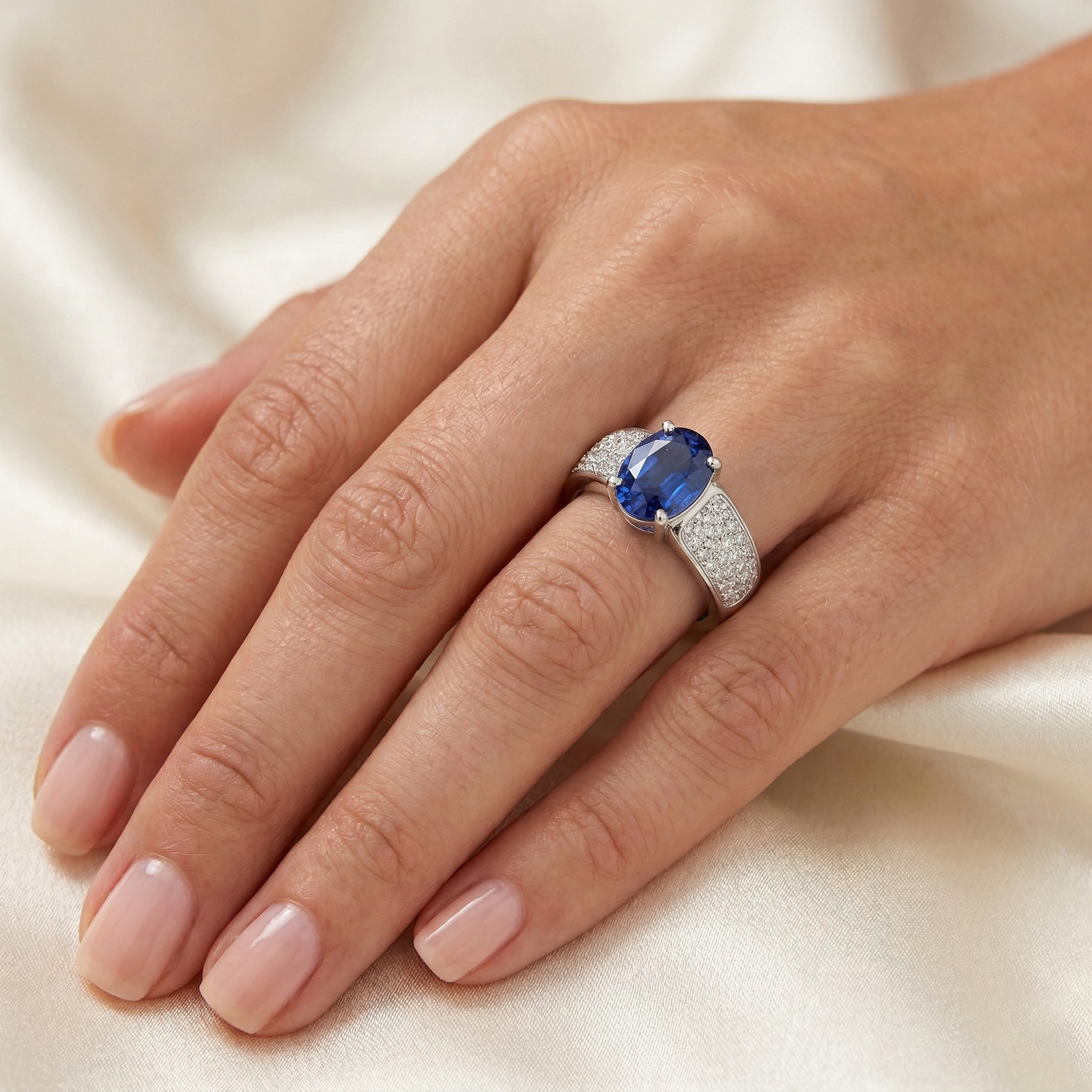 echter oval saphir 4.40Karat ring mit Diamantbesatz