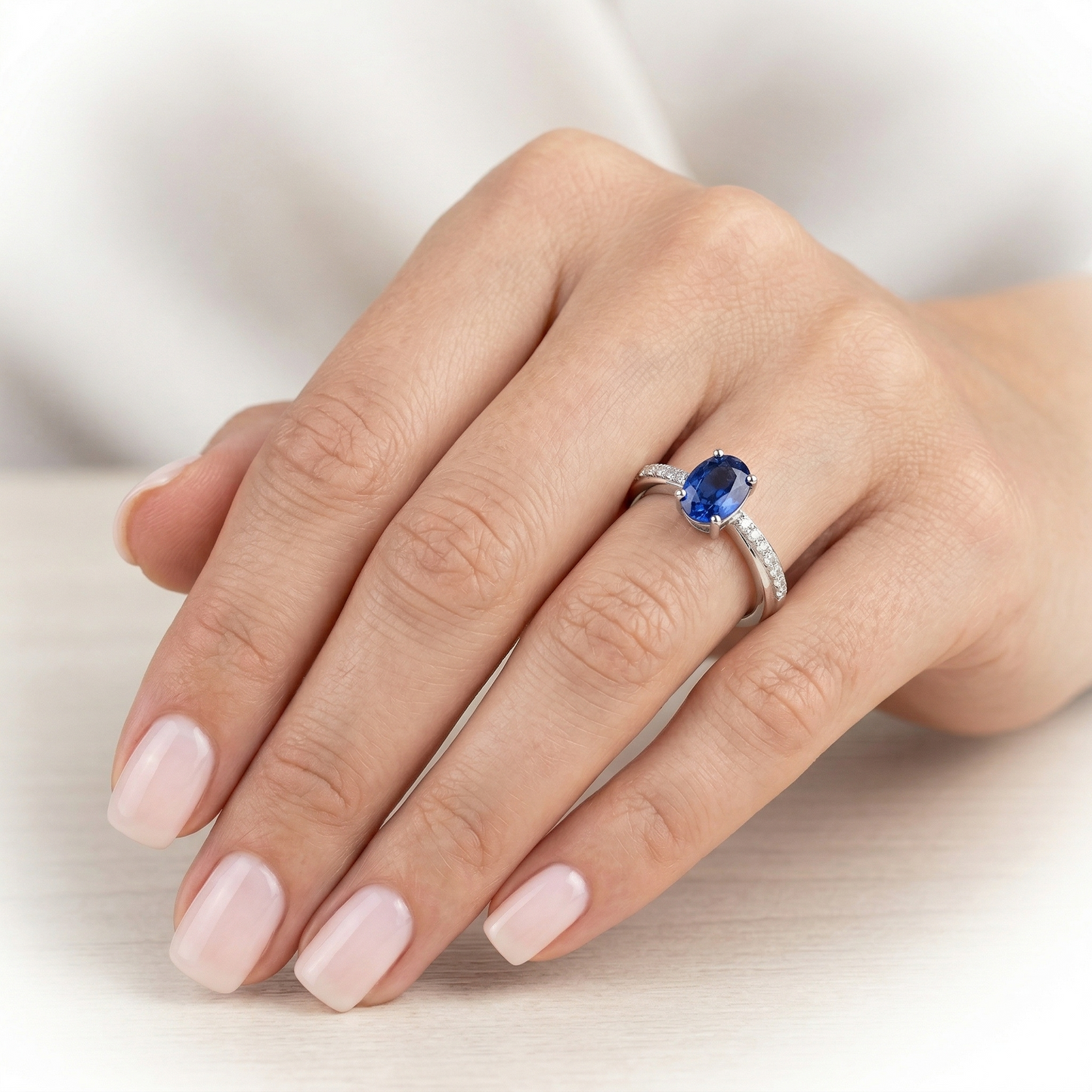 Sri Lanka Saphir Ovalschliff Ring mit runden Diamanten 2.30 Ct
