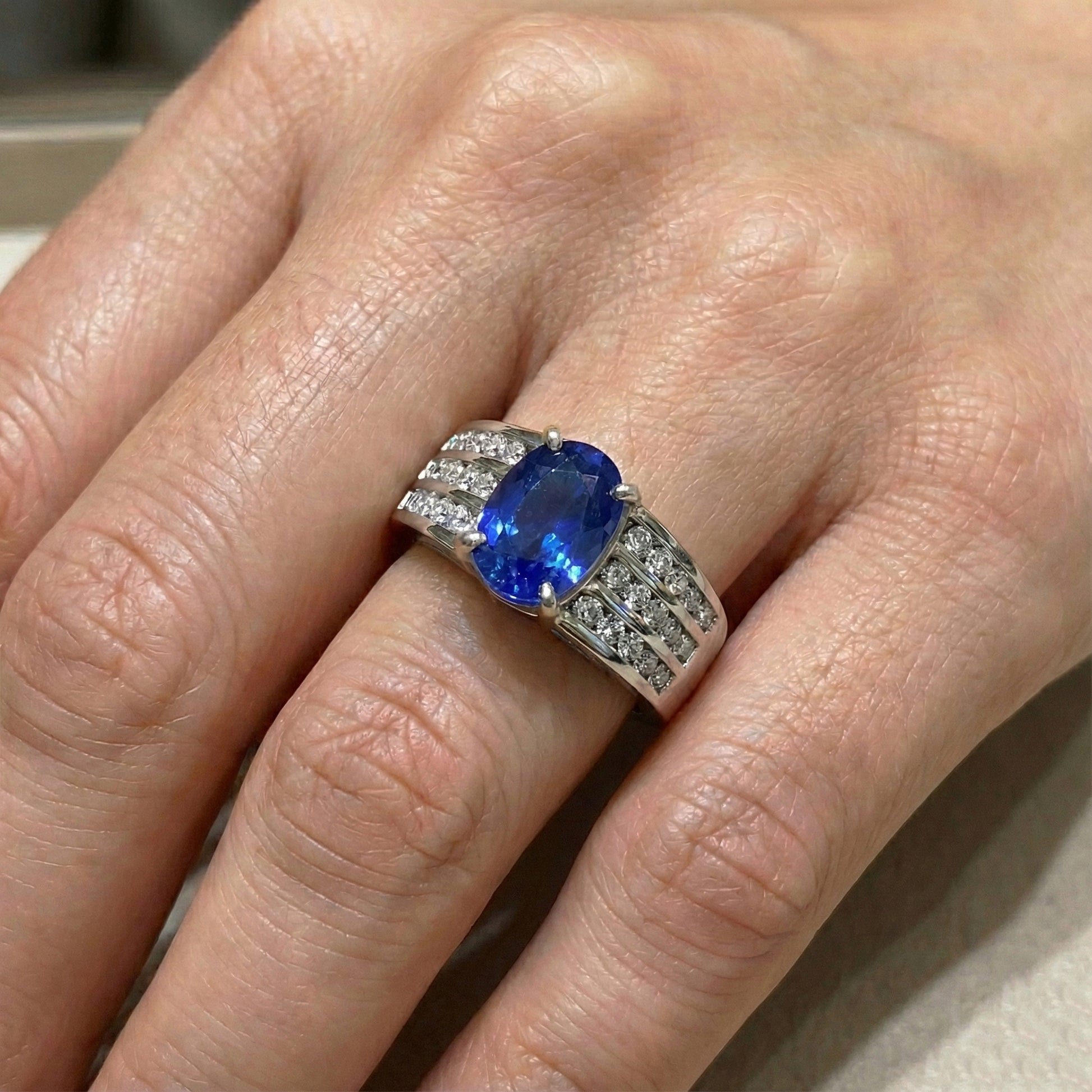 echter round diamant 14Karat ring auf Weiß