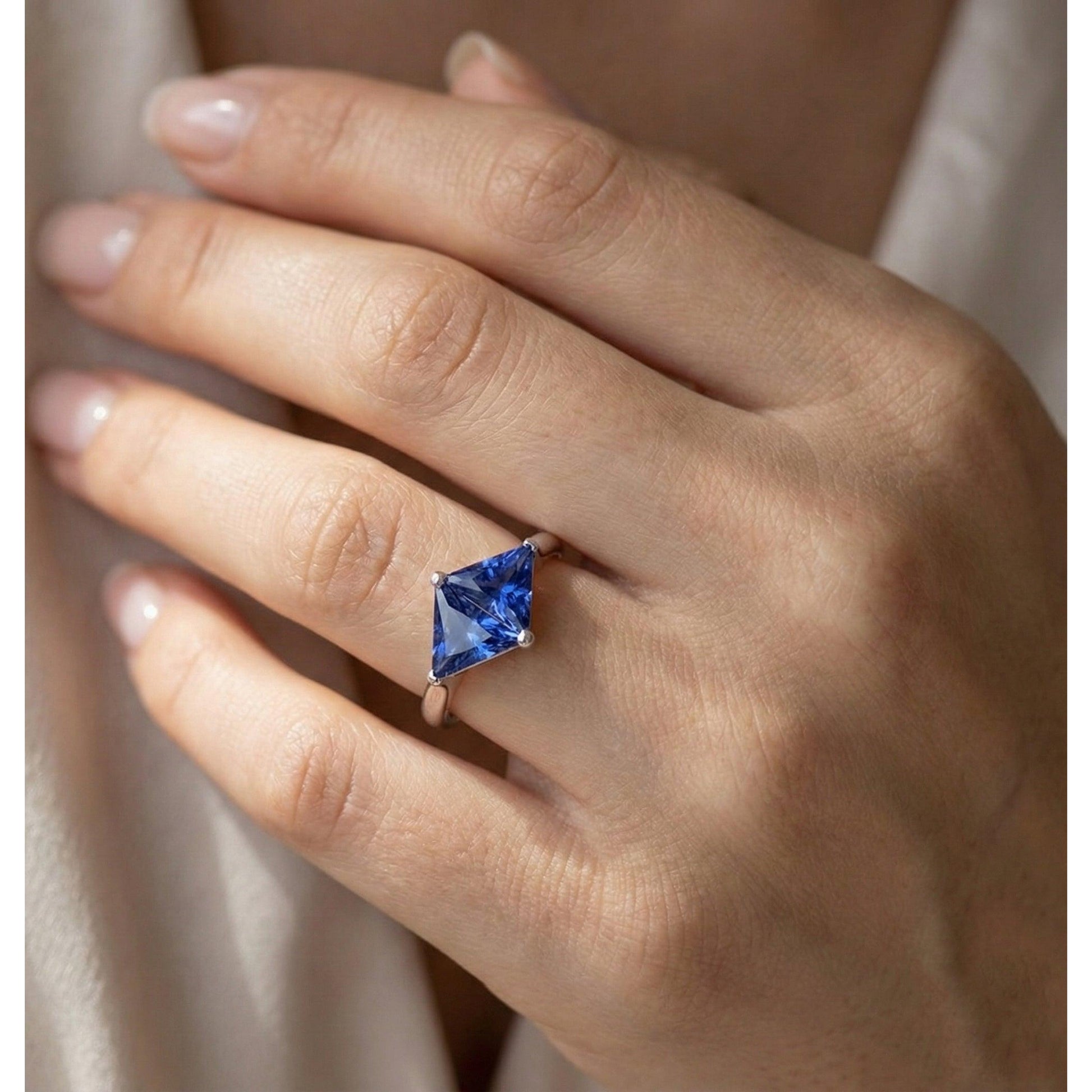 echter trillion diamant 2Karat ring auf Weiß