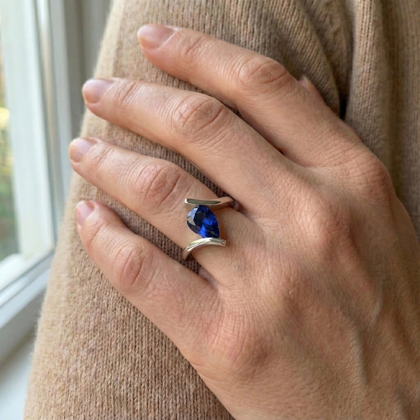 Kornblumenblauer Saphir Farbstein-Ring 1,50-Karat 14K Weißgold – Draufsicht