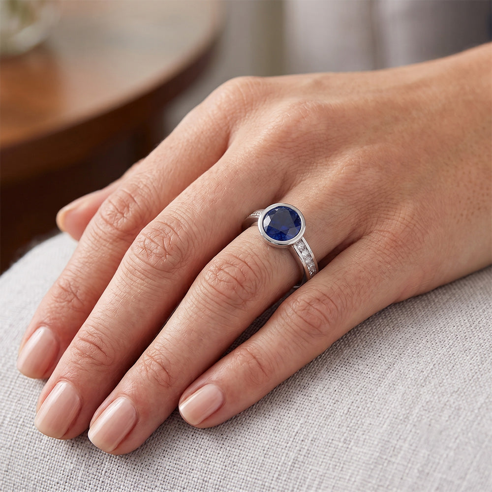 Weißgold Diamantring 2 Karat Runde Lünette Set Blauer Saphir Edelstein
