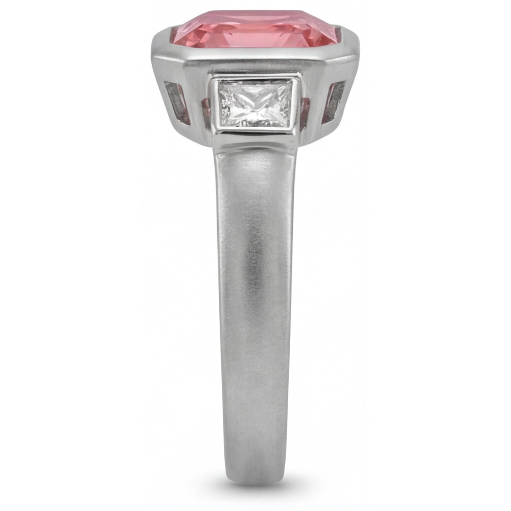 Verlobungsring mit Pfirsich-Saphir, 2,9 Karat natürlicher Asscher-Padparadscha und weisse Baguette-Lünette, Drei-Stein, 14 Karat Gold