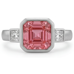 Verlobungsring mit Pfirsich-Saphir, 2,9 Karat natürlicher Asscher-Padparadscha und weisse Baguette-Lünette, Drei-Stein, 14 Karat Gold